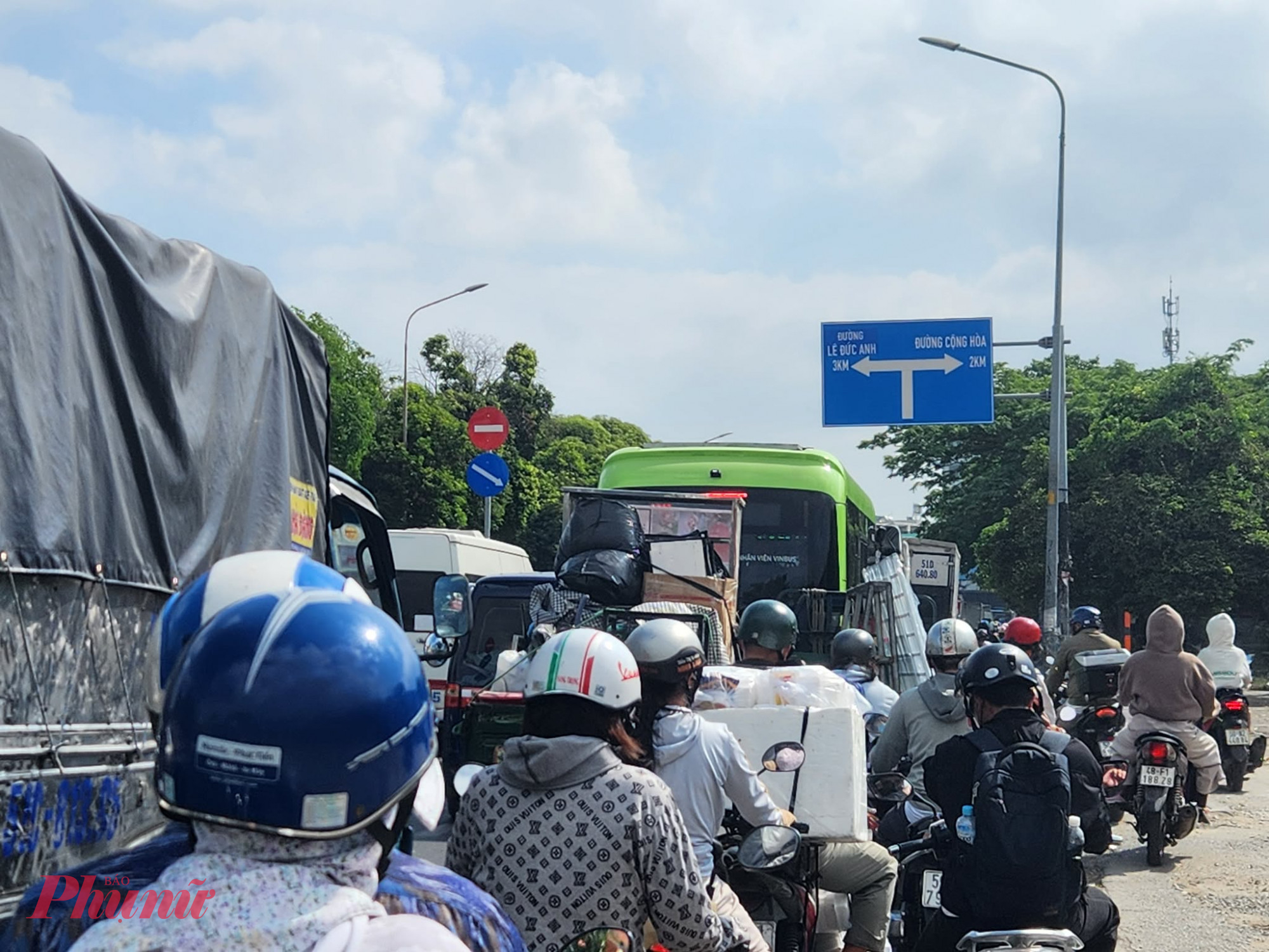 Kẹt xe tại gần giao lộ Trường Chinh - Phạm Văn Bạch - Ảnh: Nguyễn Văn