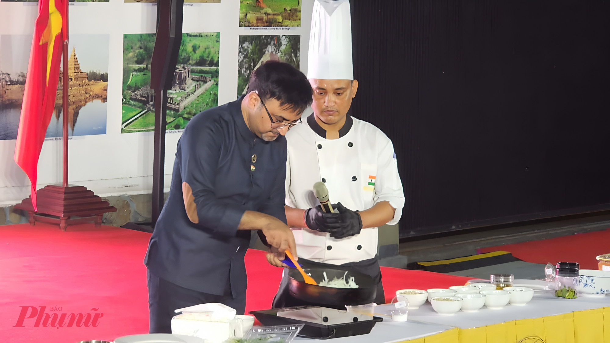 Đầu bếp Vikas Chawla thể hiện kỹ năng chế biến món ăn trên sân khấu sự kiện