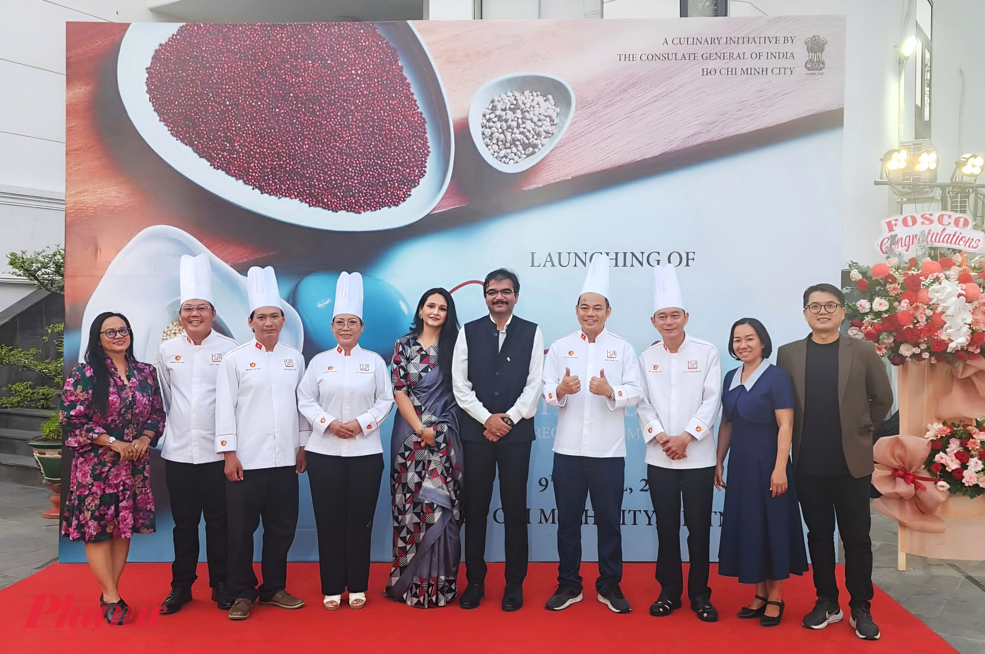 Tiến sĩ Vipra Pandey - Tổng Lãnh sự Ấn Độ tại TPHCM  (thứ 6 từ trái sang) - chụp ảnh lưu niệm cùng các đại biểu từ Hiệp hội Đầu bếp TPHCM 