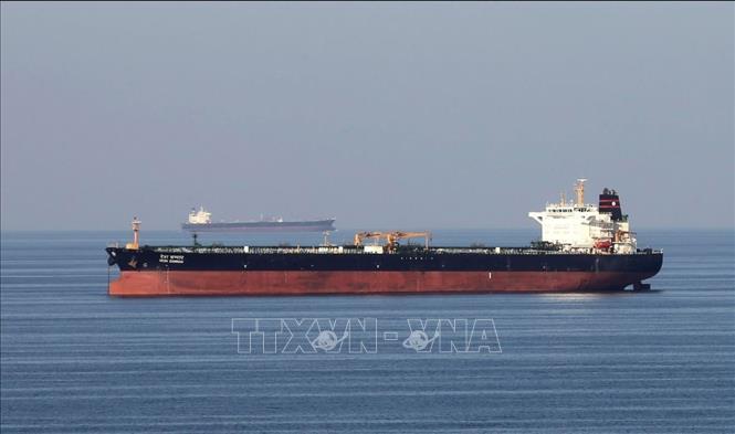 Tàu chở dầu di chuyển qua Eo biển Hormuz - Ảnh: Reuters/TTXVN