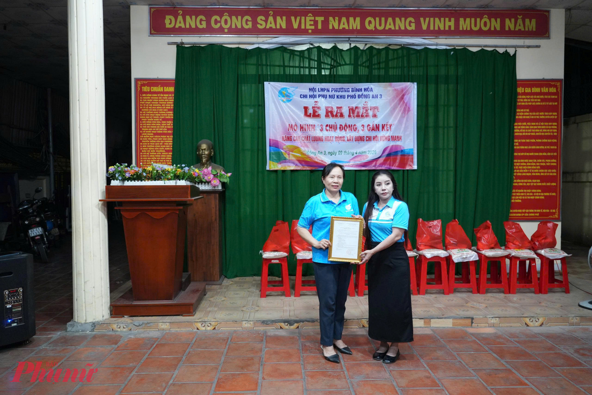 Bà Võ Thị Ánh Hồng – Phó chủ tịch Ủy ban MTTQ Việt Nam phường Bình Hòa, Chủ tịch Hội LHPN phường (bìa phải) - trao quyết định thành lập mô hình “3 Chủ động – 3 Gắn kết” đến bà Đinh Thị Lệ - Chi hội trưởng Chi hội Phụ nữ khu phố Đồng An 3 - Ảnh: Hội LHPN phường Bình Hòa