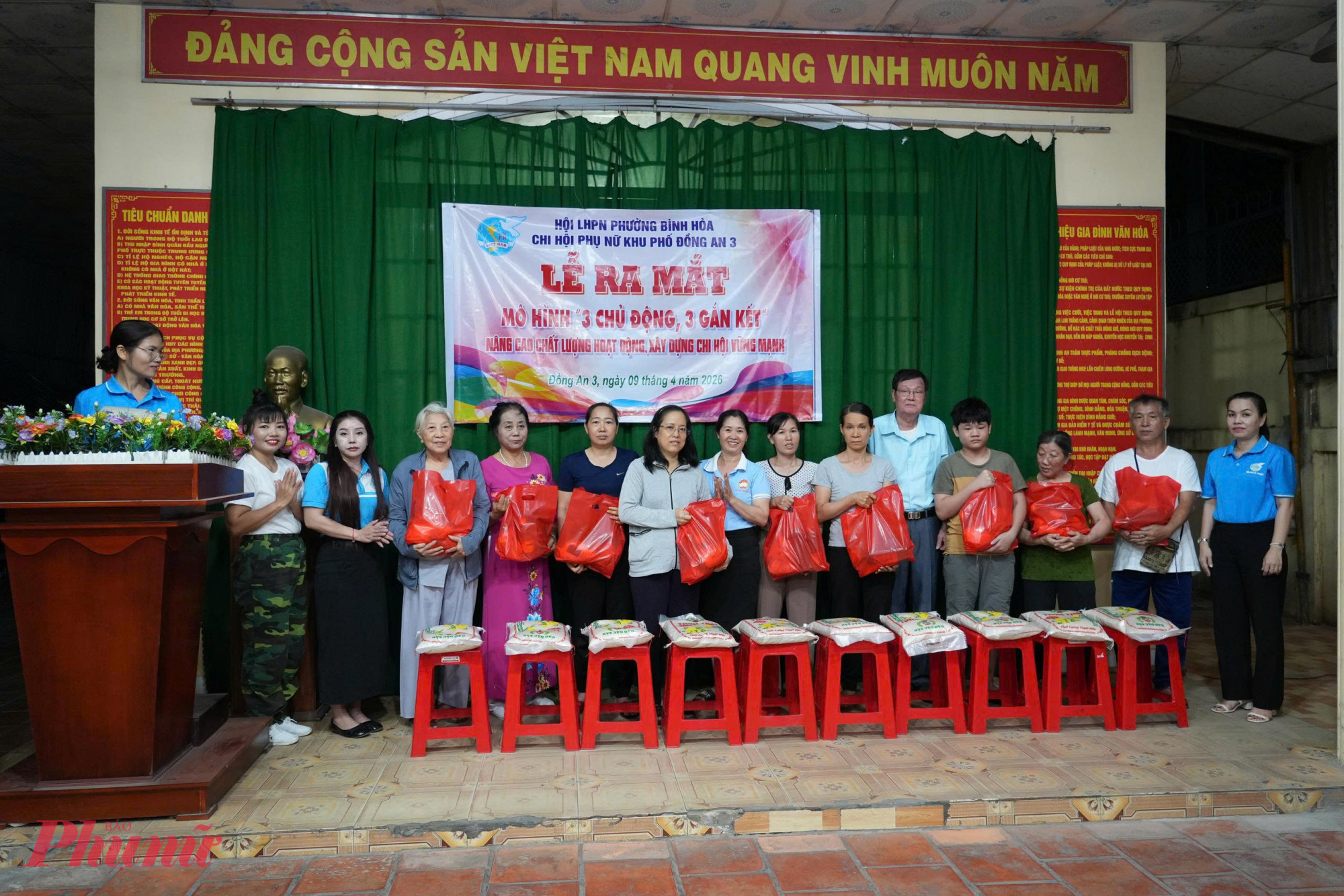 Dịp ra mắt mô hình, Chi hội Phụ nữ khu phố Đồng An 3 tặng 10 phần quà (trị giá 500.000 đồng mỗi phần) đến 10 gia đình hội viên phụ nữ có hoàn cảnh khó khăn - Ảnh: Hội LHPN phường Bình Hòa  