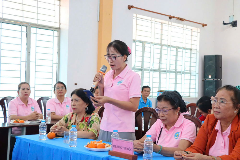 Các chị em nêu ý kiến về giải pháp hỗ trợ phụ nữ khởi nghiệp, làm giàu chính đáng - Ảnh: Hội LHPN phường Thủ Đức 