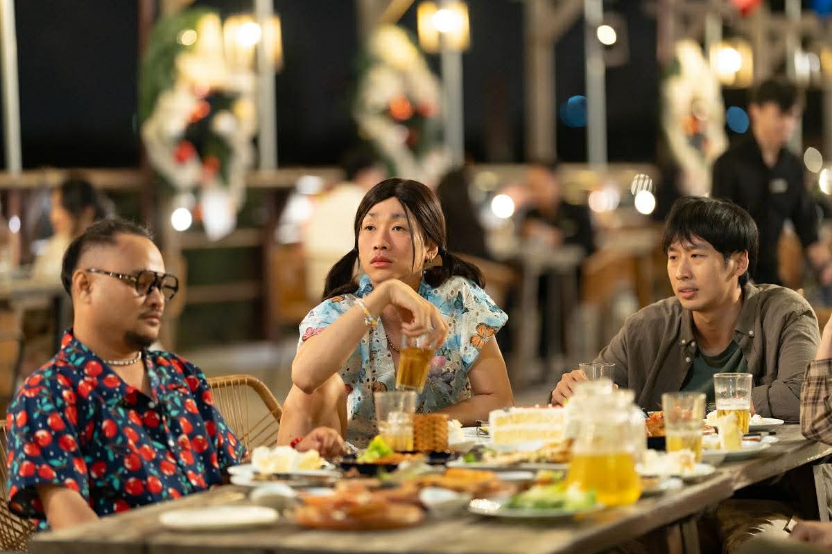 2-Diễn viên Hải Triều (giữa) từng bất ngờ trước độ lan tỏa của các clip có mình, cho thấy thuật toán có thể đẩy nội dung trở thành “viral” ngoài kiểm soát của người trong cuộc. (Ảnh: Đoàn phim Mang mẹ đi bỏ)