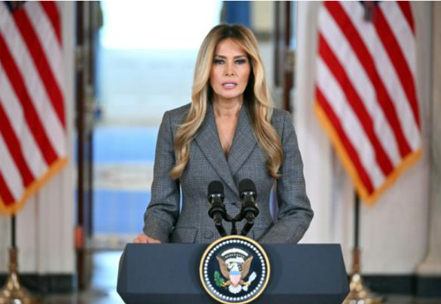  Đệ nhất phu nhân Mỹ Melania Trump phủ nhận bất kỳ mối liên hệ nào với Jeffrey Epstein đã xuất hiện bất ngờ