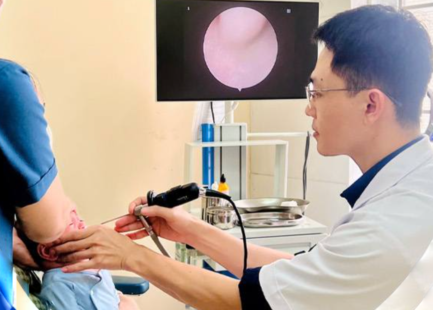 Bệnh nhi 3 tháng tuổi được đưa vào bệnh viện kiểm tra trong tình trạng sưng đỏ và chảy dịch - Ảnh: Khánh Trung