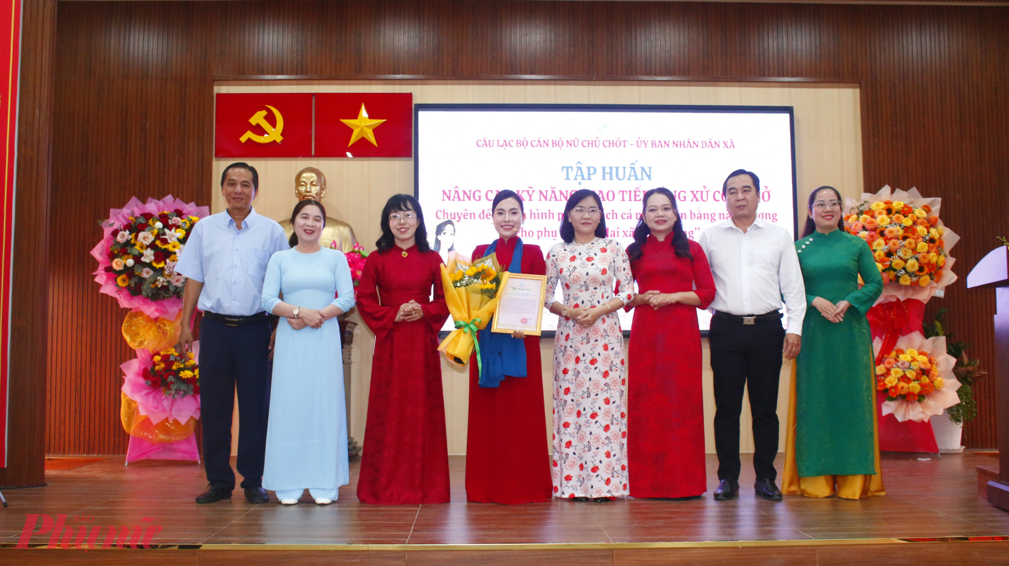 Lãnh đạo xã Bình Hưng trao thư cảm ơn đến giảng viên Lê Vân Anh.