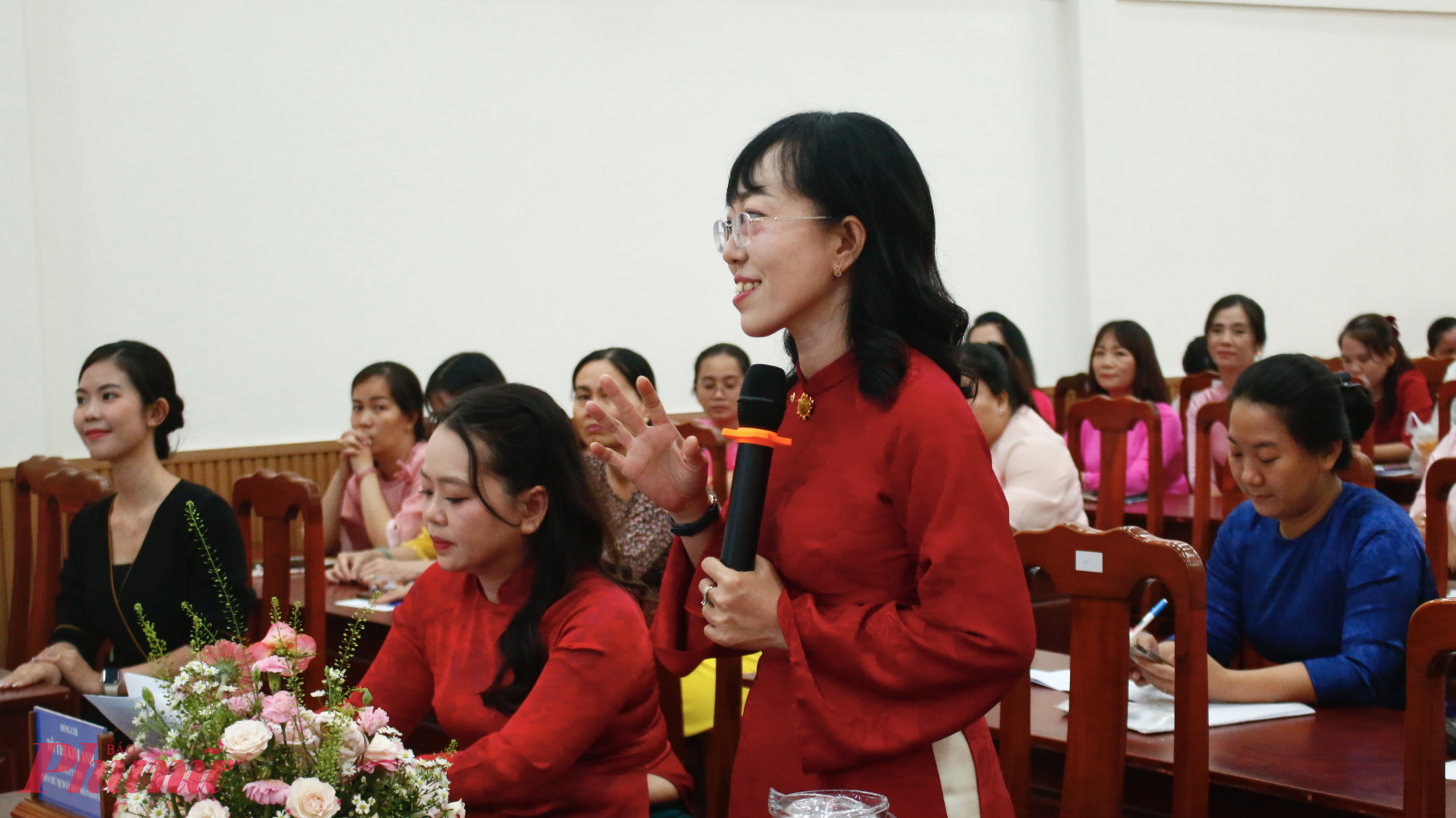 Bà Lê Thái Họa Mi – Phó Bí thư Thường trực Đảng ủy xã Bình Hưng chia sẻ thêm nhiều góc nhìn của mình về bản lĩnh, trách nhiệm của người nữ cán bộ cơ sở.