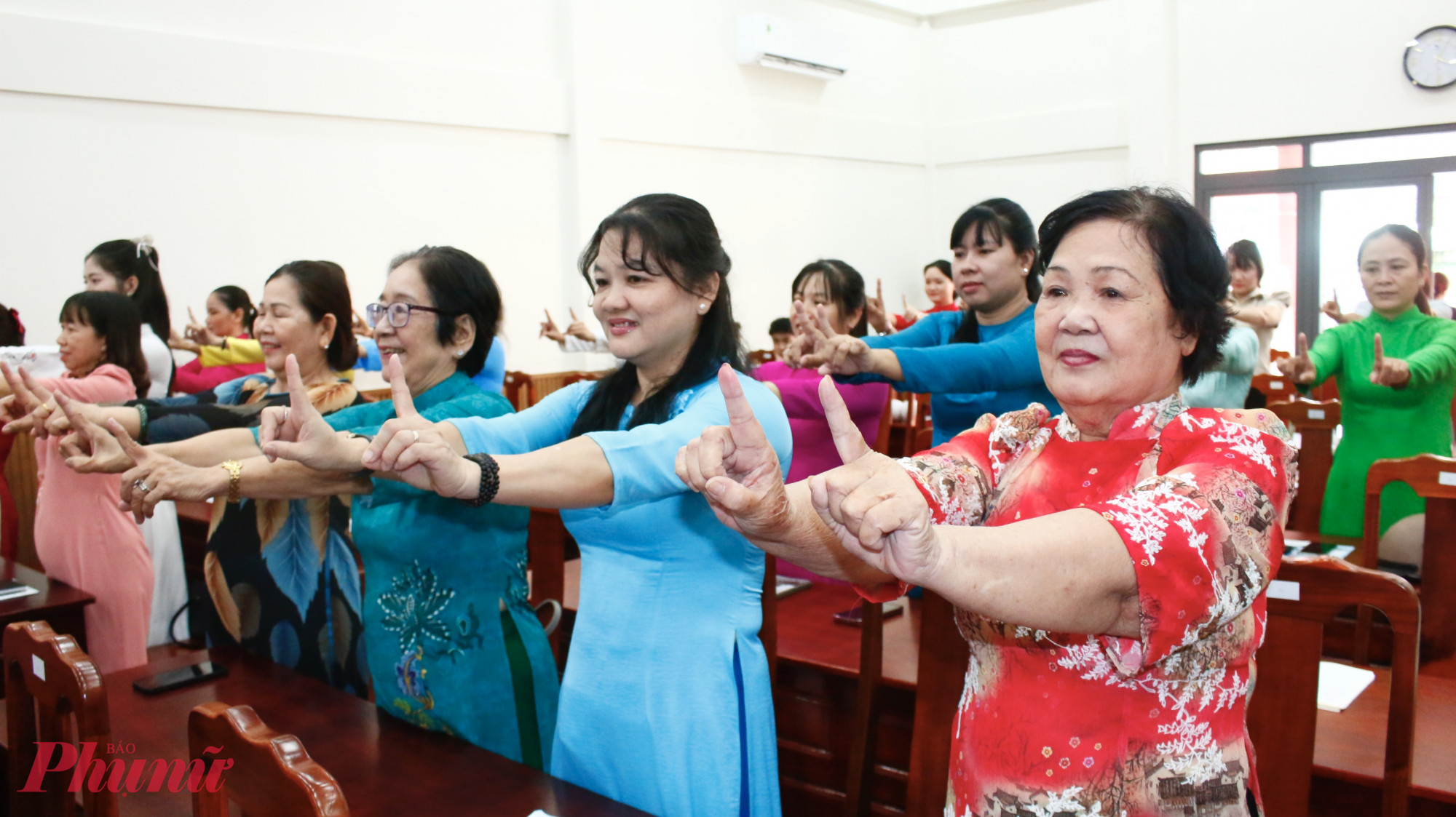 Cán bộ nữ xã Bình Hưng thực hành các bài học kỹ năng, phong thái tự tin.