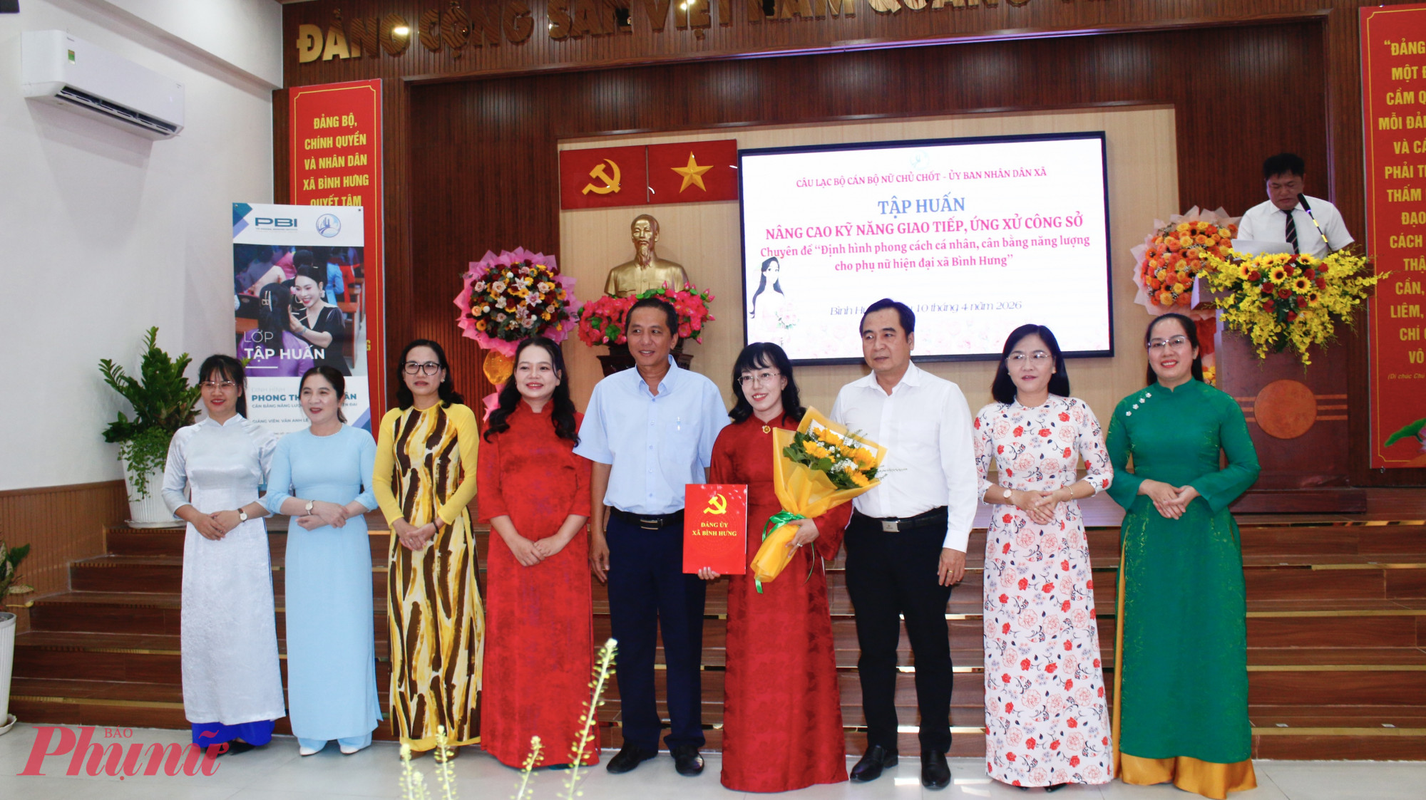 CLB Cán bộ nữ chủ chốt xã Bình Hưng nhận quyết định thành lập và ra mắt Ban chủ nhiệm, thành viên.