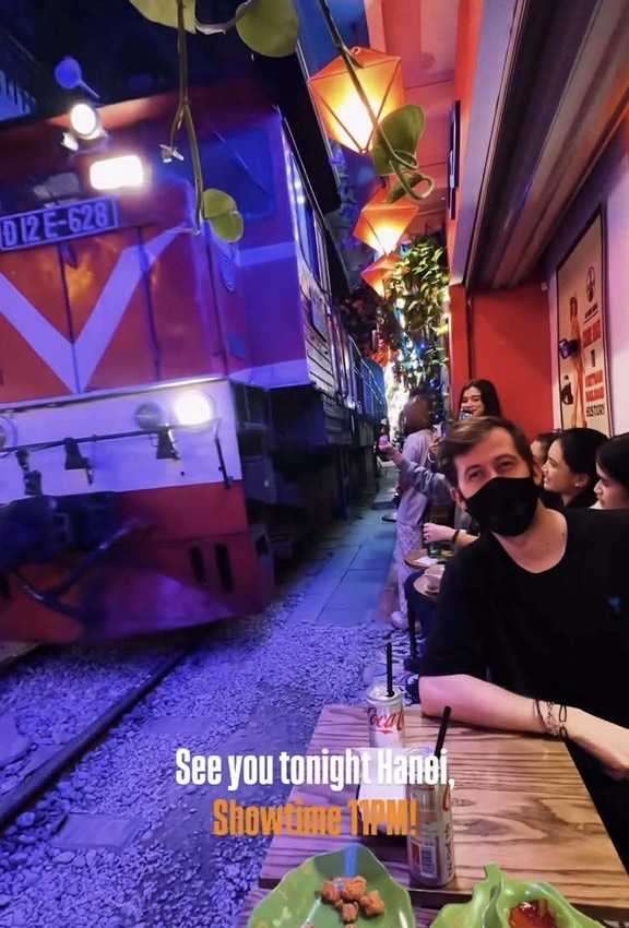 Cà phê đường tàu và xe ôm Hà Nội được ngôi sao pickleball Anna Bright quảng bá Trong đêm giao thừa 2026, DJ nổi tiếng Alan Walker khoe khoảnh khắc check-in tại cà phê đường tàu - Ảnh chụp màn hình