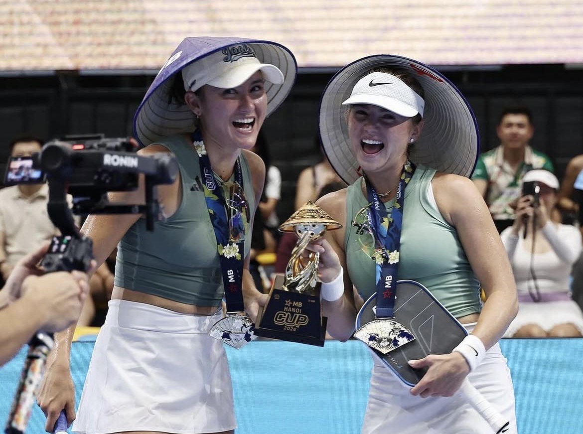Cà phê đường tàu và xe ôm Hà Nội được ngôi sao pickleball Anna Bright quảng bá Anna Bright và Anna Leigh Waters (tên trìu mến là Thu Thủy và Ánh Dương) đội nón lá ăn mừng sau chiến thắng - Ảnh: Anna Bright