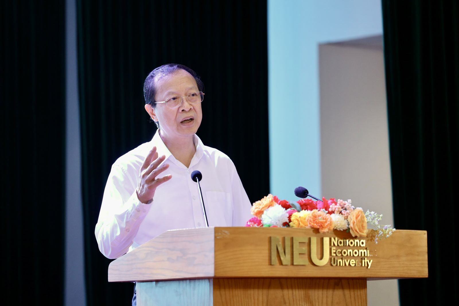 Thứ trưởng Thường trực Bộ GDĐT Phạm Ngọc Thưởng phát biểu tại hội nghị