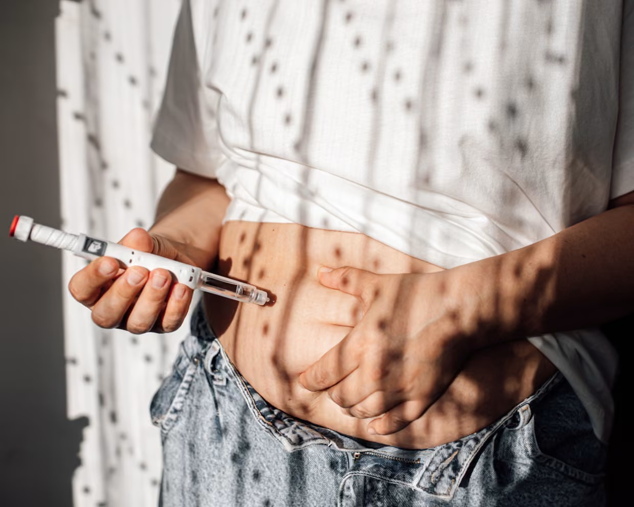 Gần đây, việc sử dụng peptide dạng tiêm đã thu hút sự quan tâm mạnh mẽ, từ giảm cân đến chống lão hóa và phục hồi chấn thương - Ảnh: Iuliia Burmistrova/Getty Images