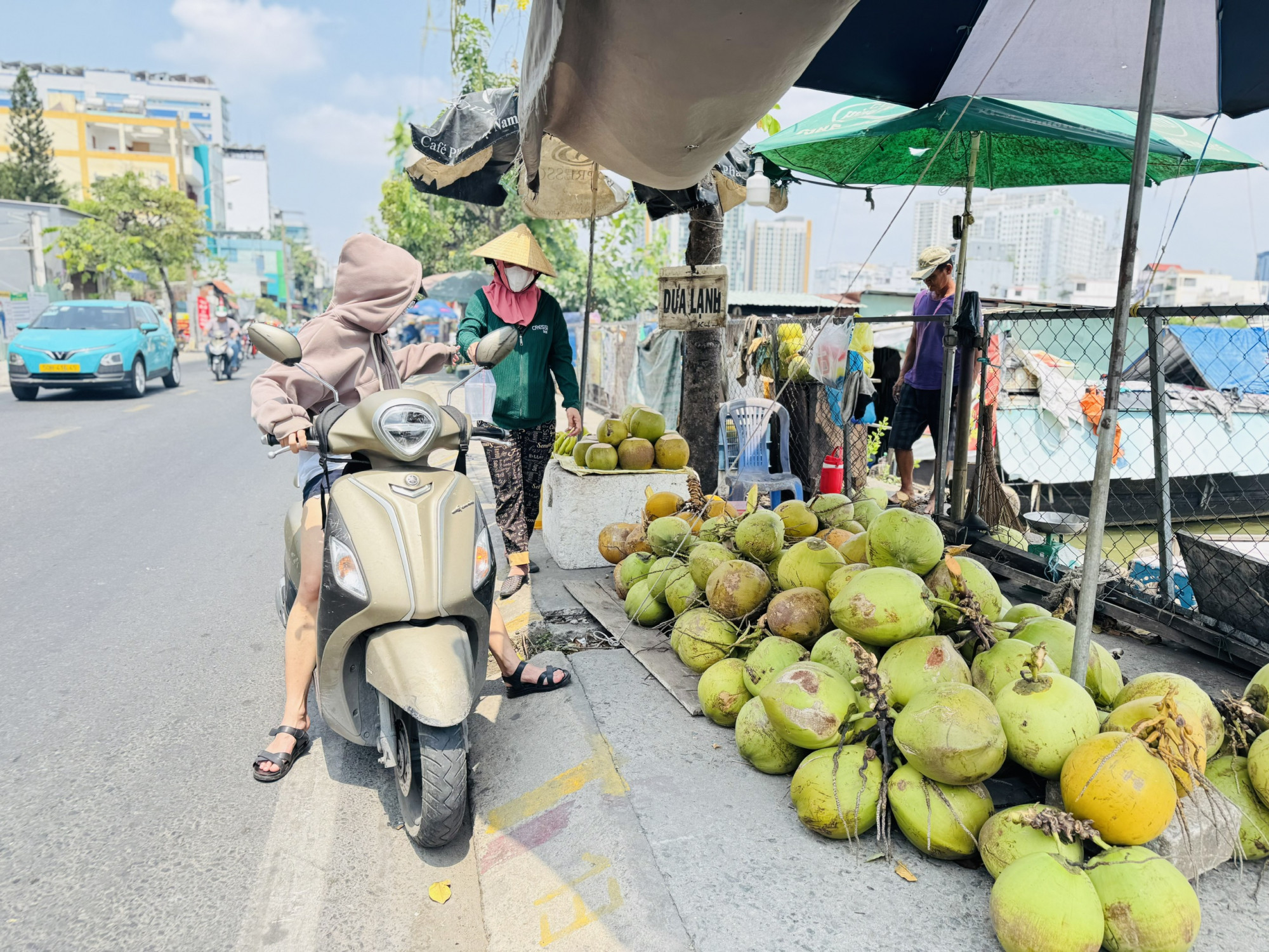 Ngay cả mặt hàng dừa tươi, nhu cầu cũng giảm hơn trước. Ghi nhận tại các điểm bán dừa tươi trên đường Trần Xuân Soạn, phường Tân Hưng, TPHCM, lượng khách đến mua không đông.