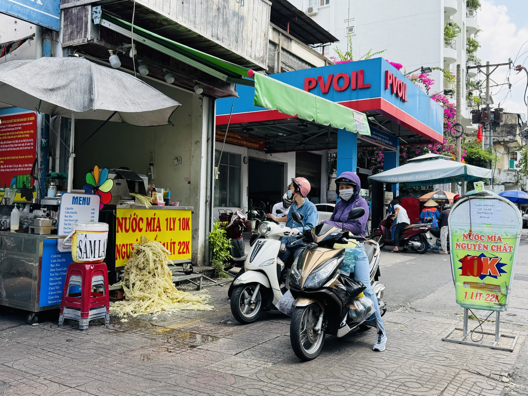 Trong các điểm bán nước giải khát mà chúng tôi ghi nhận, thì chỉ có điểm bán nước mía sẽ đông khách hơn