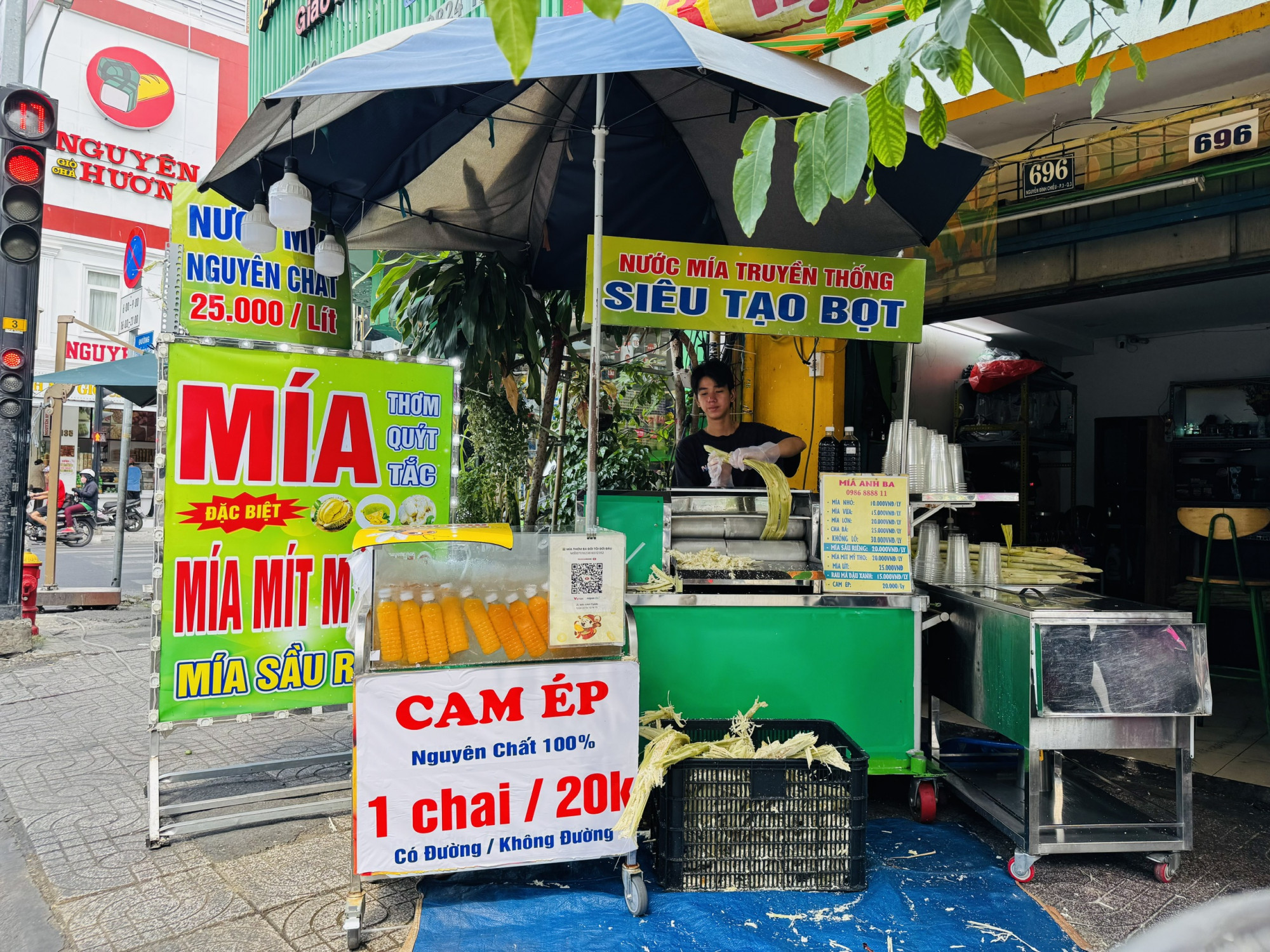 Tại một số quán nước mía, người bán sẽ mix thêm nhiều loại trái cây khác 