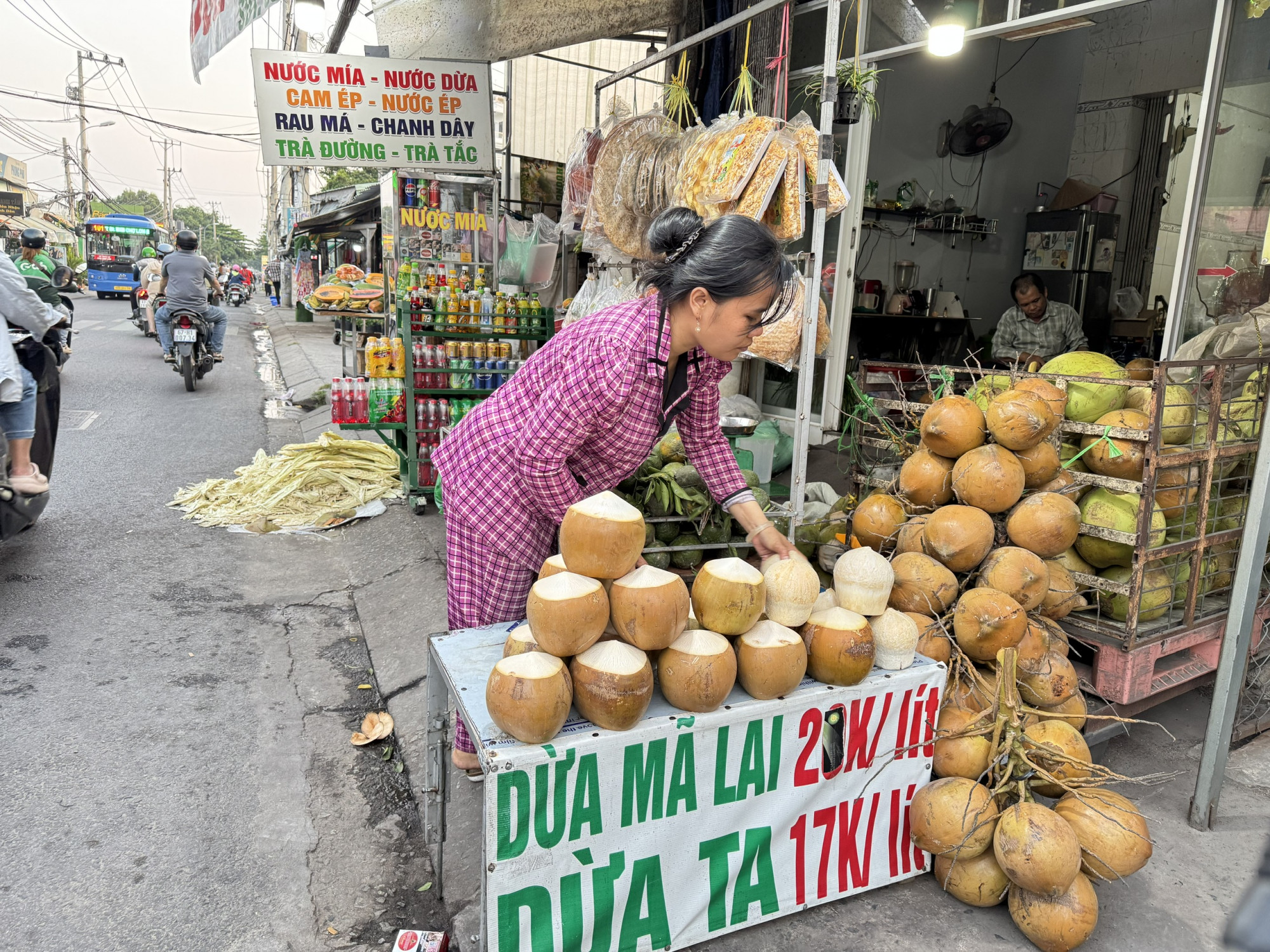  Chủ vựa dừa 141 An Dương Vương, phường An Lạc, TPHCM cho biết, trước đây vựa chủ yếu bán cho công nhân là chính. Nay kinh tế khó khăn, công nhân sẽ tự pha nước đem theo uống, nhu cầu sử dụng dừa tươi giảm mạnh. Hiện tại dừa ta tại đây có giá 17.000 đồng/lít, tương đương 2 trái dừa. Như vậy, mỗi trái dừa tính ra chỉ có khoảng 9.000 đồng/trái. 