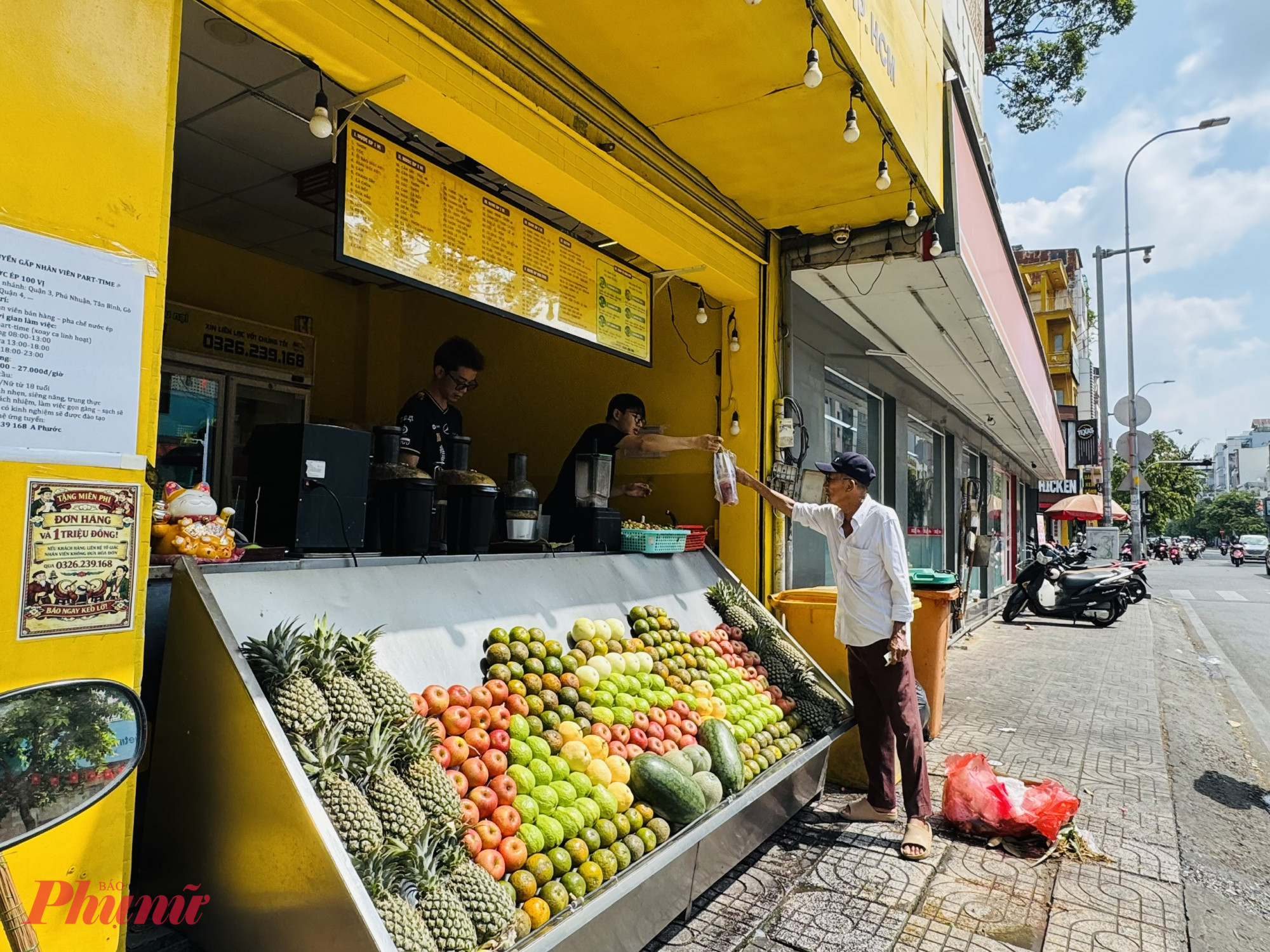 Tại một số quán nước ép khác trên đường Nguyễn Đình Chiểu, lượng khách những ngày này cũng không quá đông