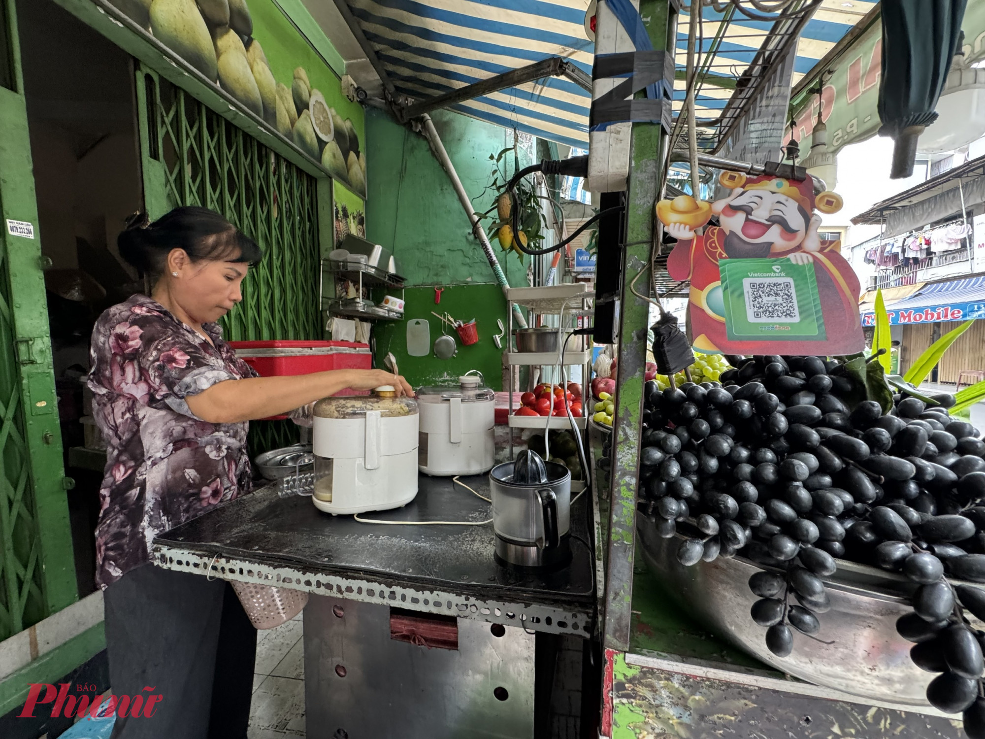 Chủ điểm quán nước ép này cho biết, hiện tại, giá nước ép trái cây tại đây vẫn giống các năm trước, giá 20.000 đồng/ly và từ 25.000 - 30.000 đồng/chai, tùy loại. Dù giá cả không tăng nhưng nhu cầu uống của người dân hiện có giảm. 