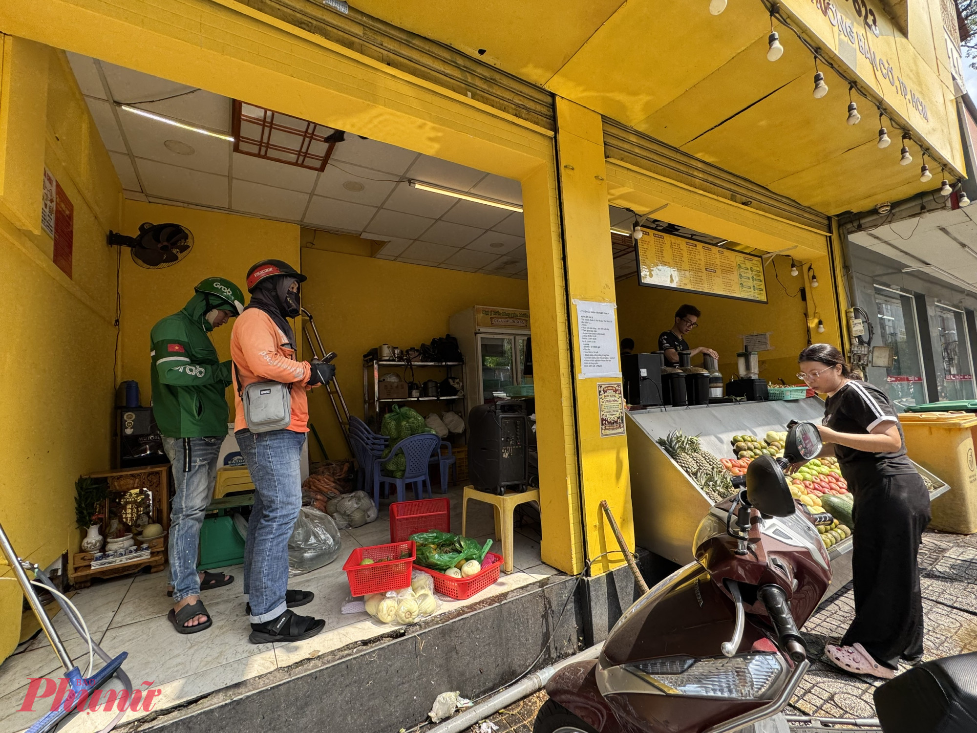  Dù hầu hết các cửa hàng đều đã lên sàn ứng dụng giao đồ ăn, nhưng nhu cầu của người dùng lại sụt giảm đáng kể so với mọi năm. Khác với cảnh shipper xếp hàng rầm rộ chờ lấy hàng tại các quán giải khát trong cao điểm nắng nóng trước đây, nay chỉ còn lác đác vài người. Nguyên nhân chủ yếu là do mức phí dịch vụ từ 5.000 - 10.000 đồng mỗi đơn hàng khiến giá một chai nước ép (vốn ở mức 25.000 - 30.000 đồng) trở nên đắt đỏ hơn trong mắt người tiêu dùng