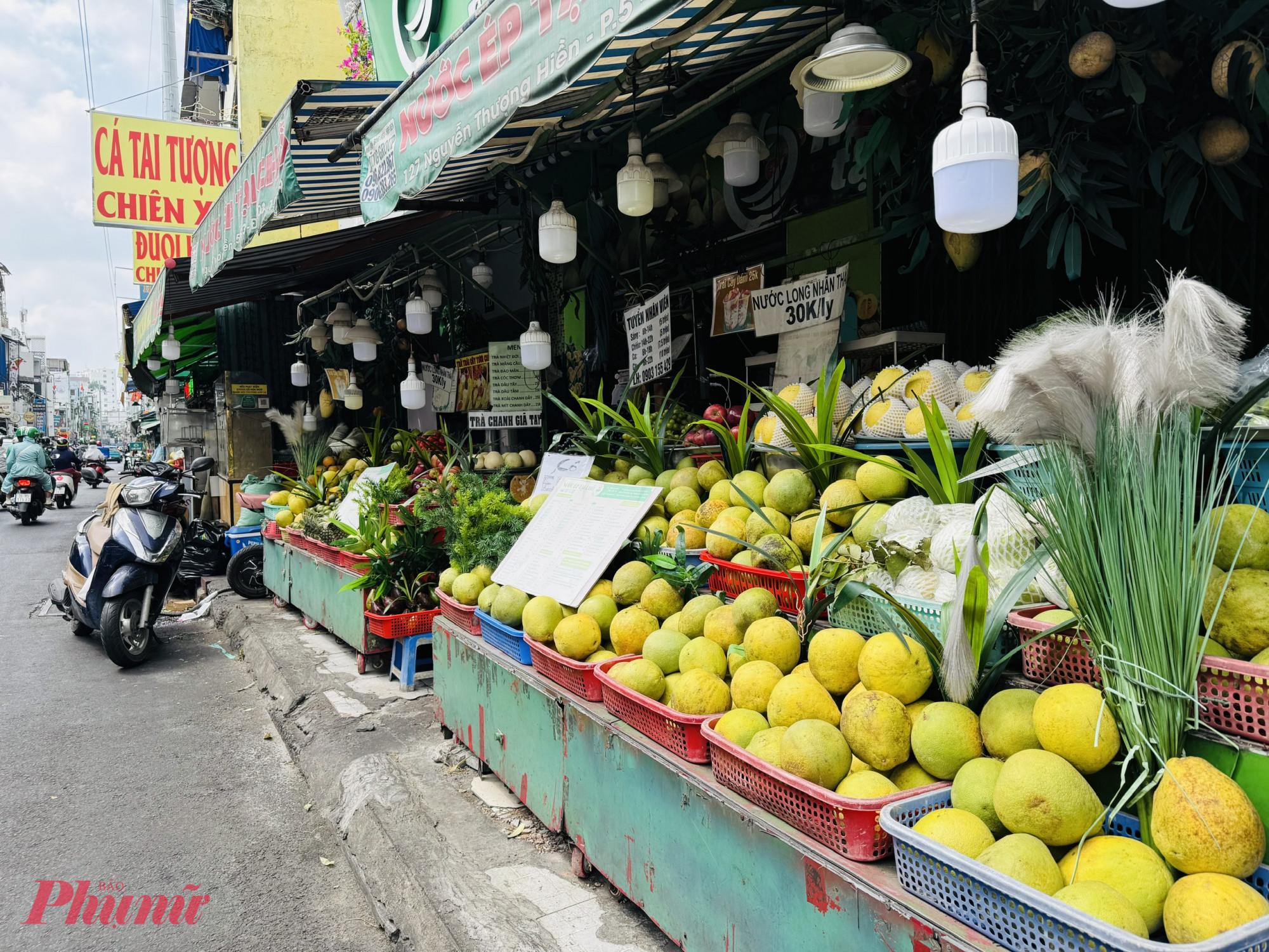 Đường Nguyễn Thuợng Hiền, phường Bàn Cờ, TPHCM là tuyến đường có khá nhiều quán nước ép trái cây tại chỗ