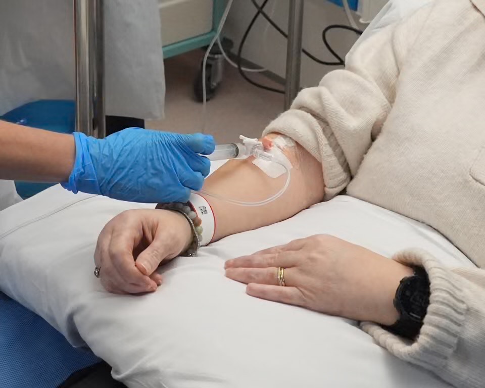 Đột phá điều trị tự miễn, chỉ 1 liệu pháp, 3 căn bệnh cùng thuyên giảm - Ảnh: Guardian