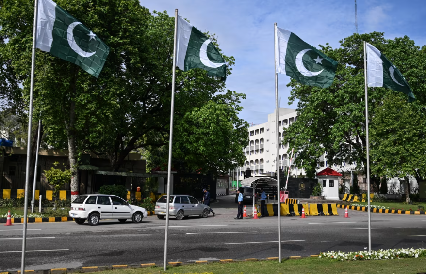 Nhân viên an ninh kiểm tra các phương tiện vào văn phòng Bộ Ngoại giao ở Islamabad Aamir Qureshi / AFP / Getty Images