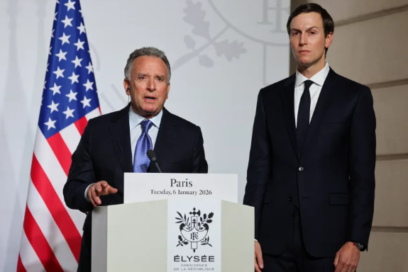 Đặc phái viên Hoa Kỳ Steve Witkoff (trái) có cuộc họp báo với Jared Kushner tại Cung điện Elysee ở Paris vào ngày 6 tháng 1 năm 2026. Hình ảnh Ludovic Marin / AFP / POOL / Getty