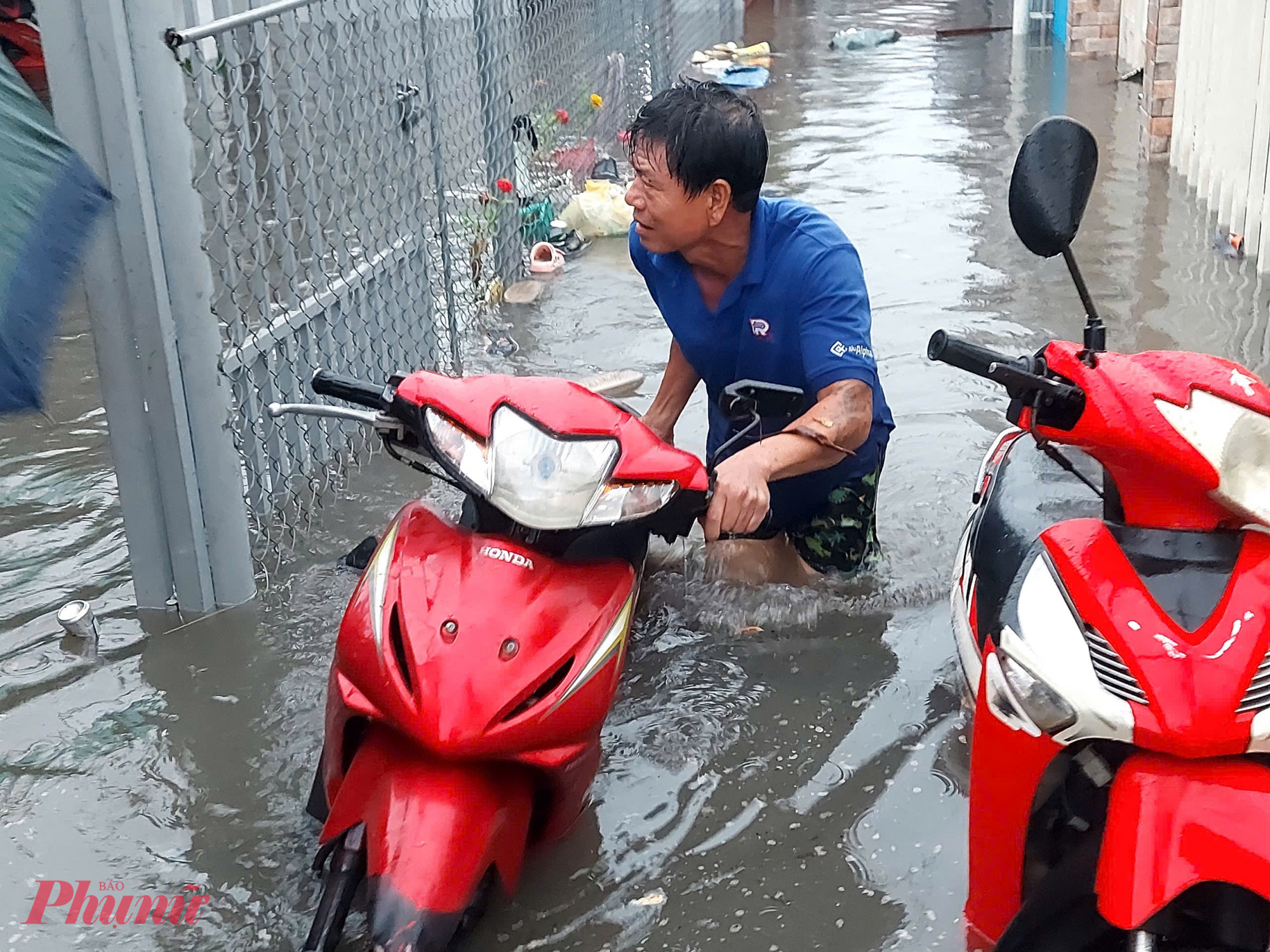 Trước tình trạng ngập gia tăng do sụt lún, triều cường và mưa lớn, TPHCM đề ra lộ trình xử lý dứt điểm các điểm ngập đến năm 2030 - Ảnh: Vũ Quyền