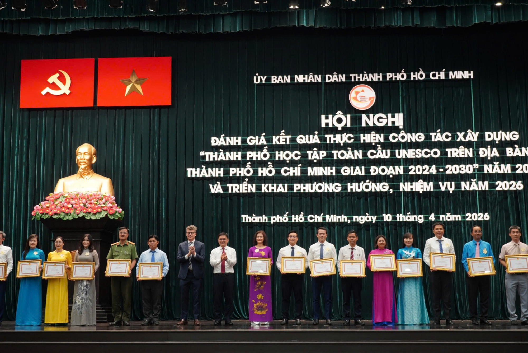 Trao bằng khen cho các đại - Ảnh: T.T.