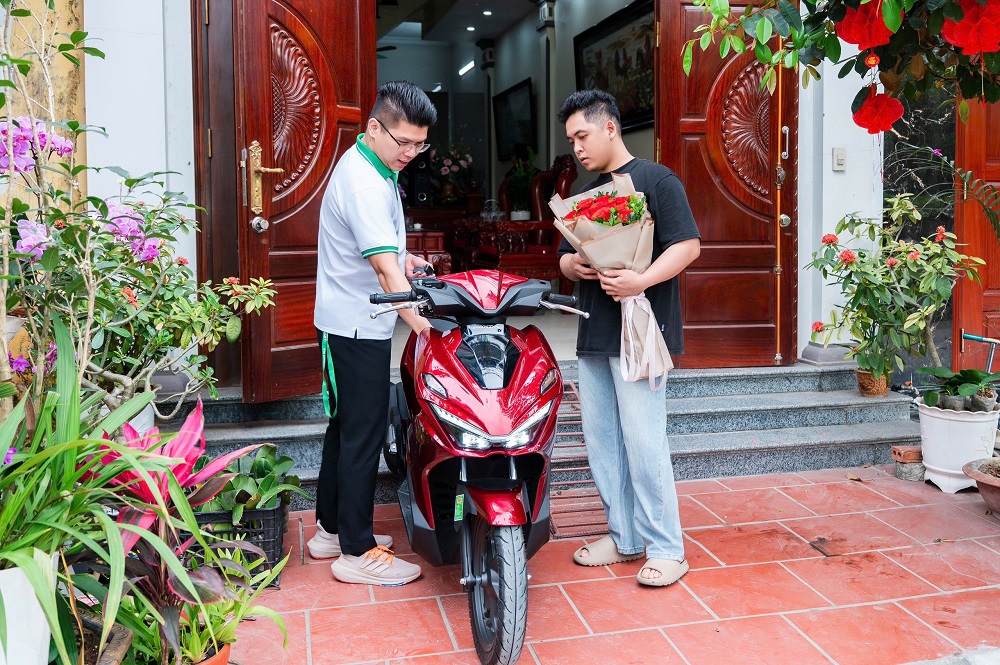 Đại diện FE CREDIT trao giải thưởng xe máy đến anh Nguyễn Thanh Hưng - Ảnh FE CREDIT