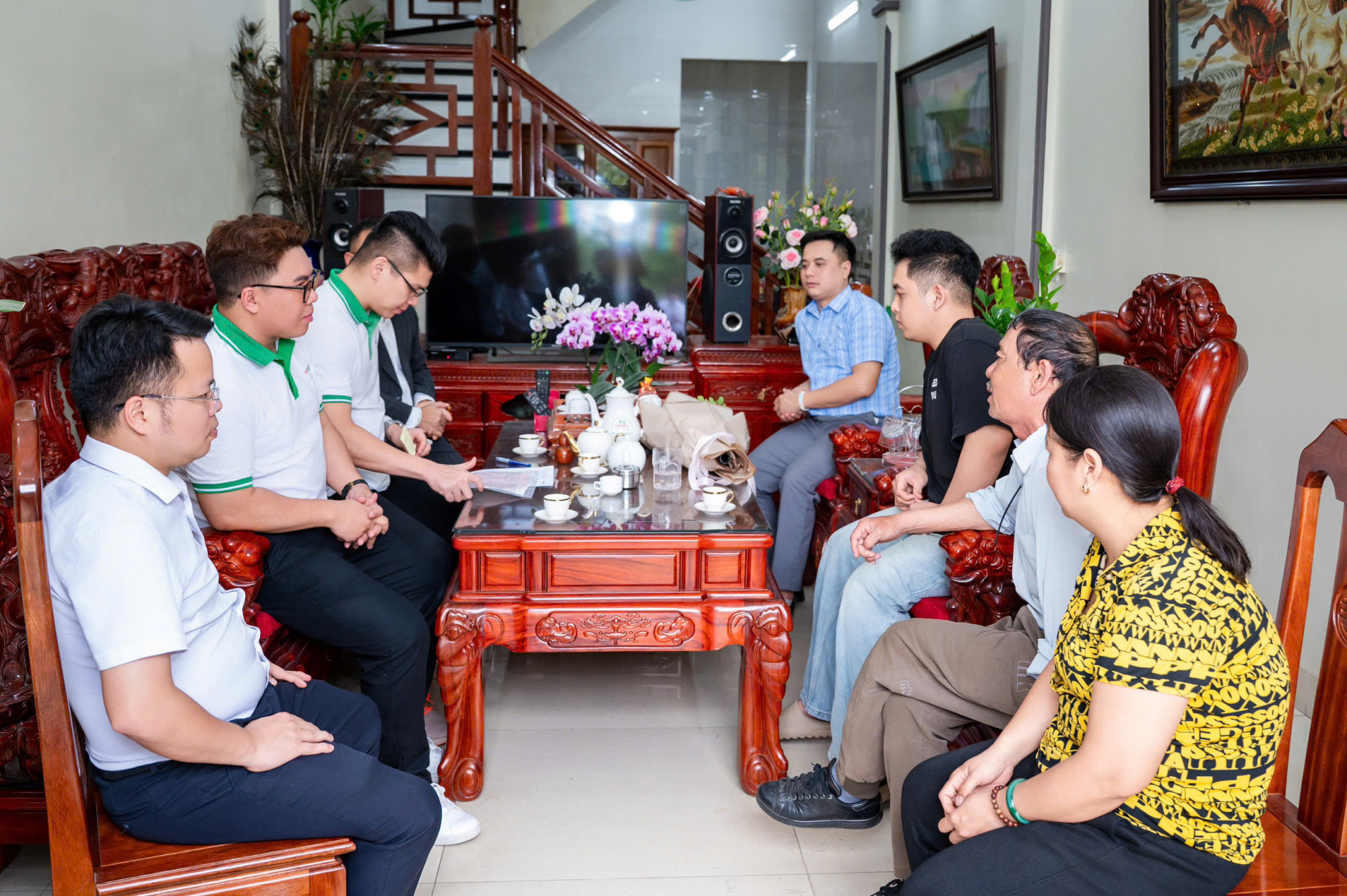 Gia đình anh Nguyễn Thanh Hưng (áo đen) đón tiếp và trò chuyện cùng đại diện FE CREDIT - Ảnh FE CREDIT