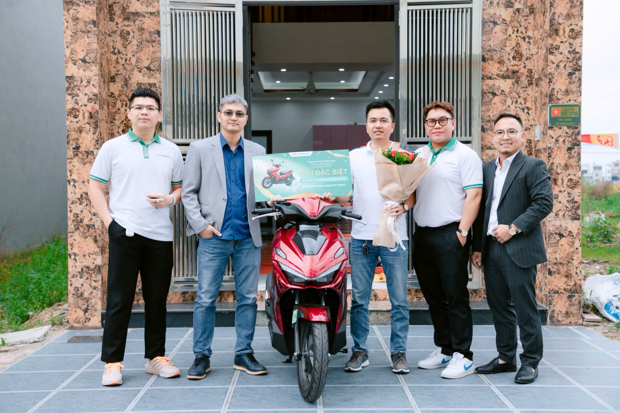 Đại diện FE CREDIT trao giải thưởng xe máy đến anh Phạm Công Văn - Ảnh: FE CREDIT