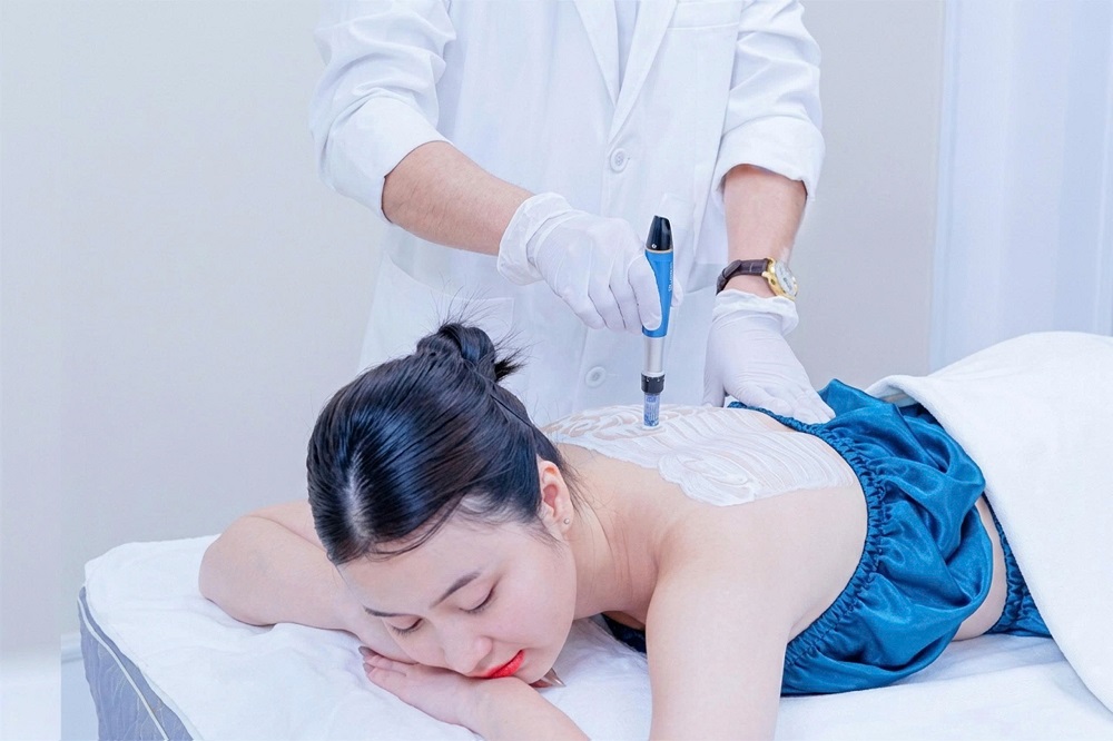 Bác sĩ thực hiện phương pháp BioSkin - Ảnh: Bệnh viện Giao thông Vận tải