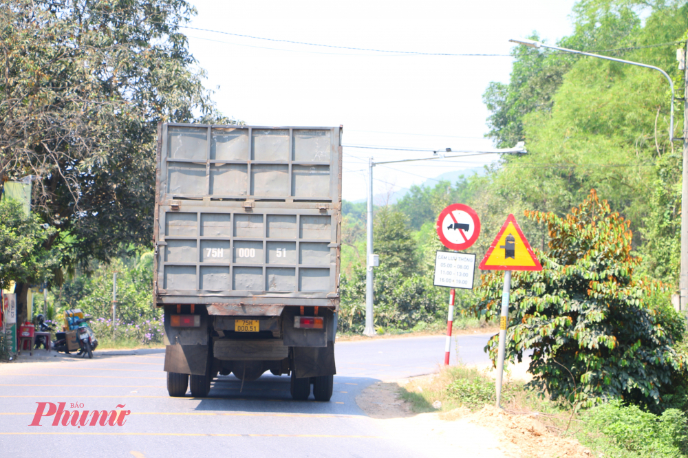 Quốc lộ 49 là tuyến giao thông huyết mạch thuộc hành lang kinh tế Đông - Tây, kết nối khu vực miền núi A Lưới với đồng bằng và các tuyến giao thông chính. Thời gian gần đây, mật độ xe sơ mi rơ moóc và xe kéo rơ moóc chạy trên tuyến gia tăng đáng kể.