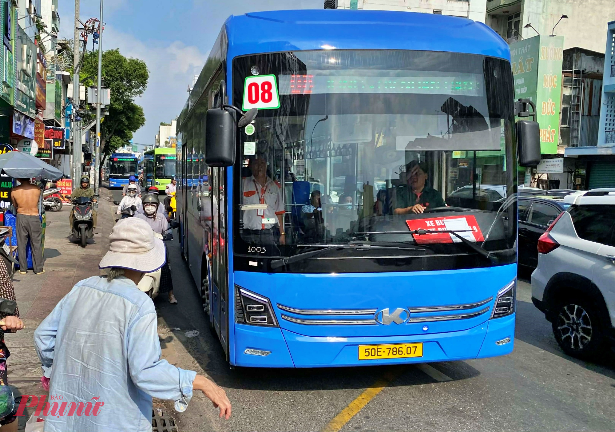 Người dân đón xe buýt điện trên đường Phan Đăng Lưu, TPHCM - Ảnh chụp tháng 4/2026 : Nguyễn Văn 