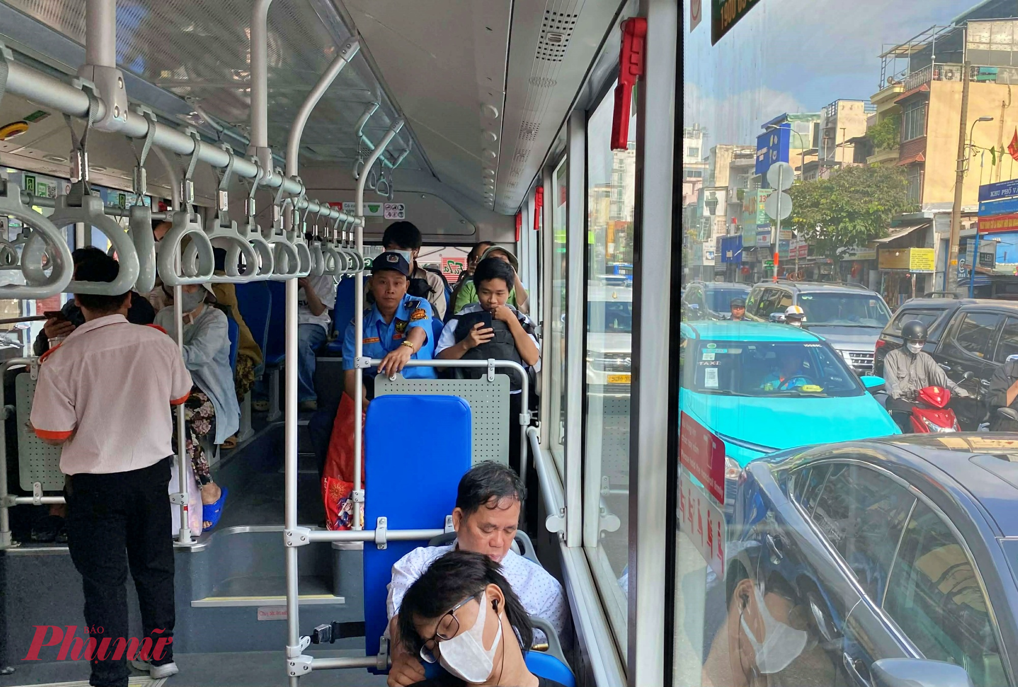 Nhiều người dân chọn đi xe buýt để tránh nắng nóng, kẹt xe ở TPHCM - Ảnh chụp tháng 4/2026: Nguyễn Văn