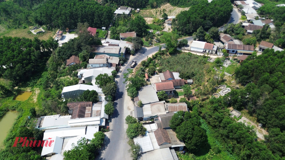 Theo đó, Sở Xây dựng đề nghị Trung tâm Giám sát điều hành đô thị thông minh thành phố thông báo trên nền tảng Hue-S về việc thời gian cho phép lưu thông các loại xe sơ-mi rơ móoc và xe kéo rơ-móoc trên tuyến QL 49 đoạn từ đường Hồ Chí Minh đến đường tránh Huế và cắm các biển hạn chế tốc độ 40km/giờ một số đoạn cong có bán kính nhỏ, không đảm bảo an toàn với loại xe này để giải quyết tình trạng mất an toàn giao thông trên tuyến.