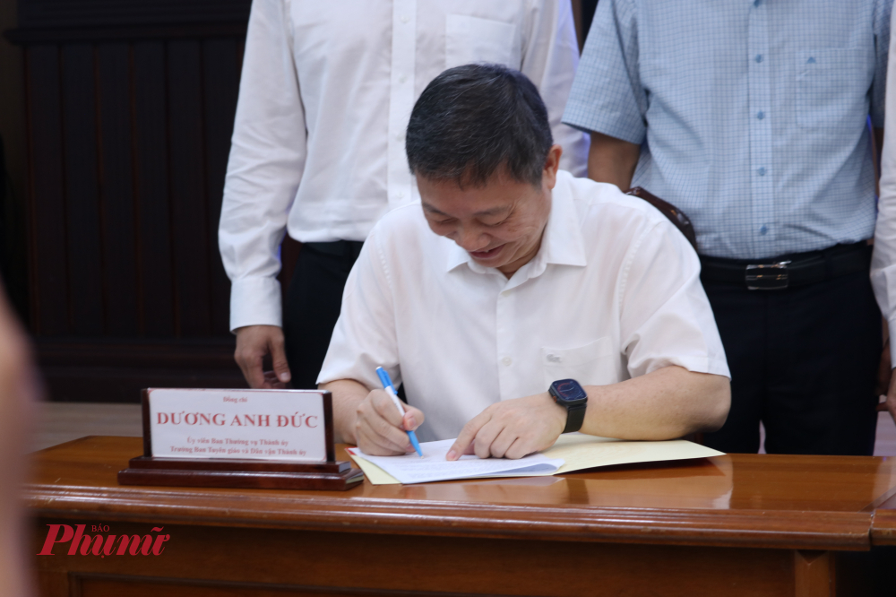 Chủ trì buổi lễ ký kết là đồng chí Dương Anh Đức - Trưởng Ban Tuyên giáo và Dân vận Thành Ủy