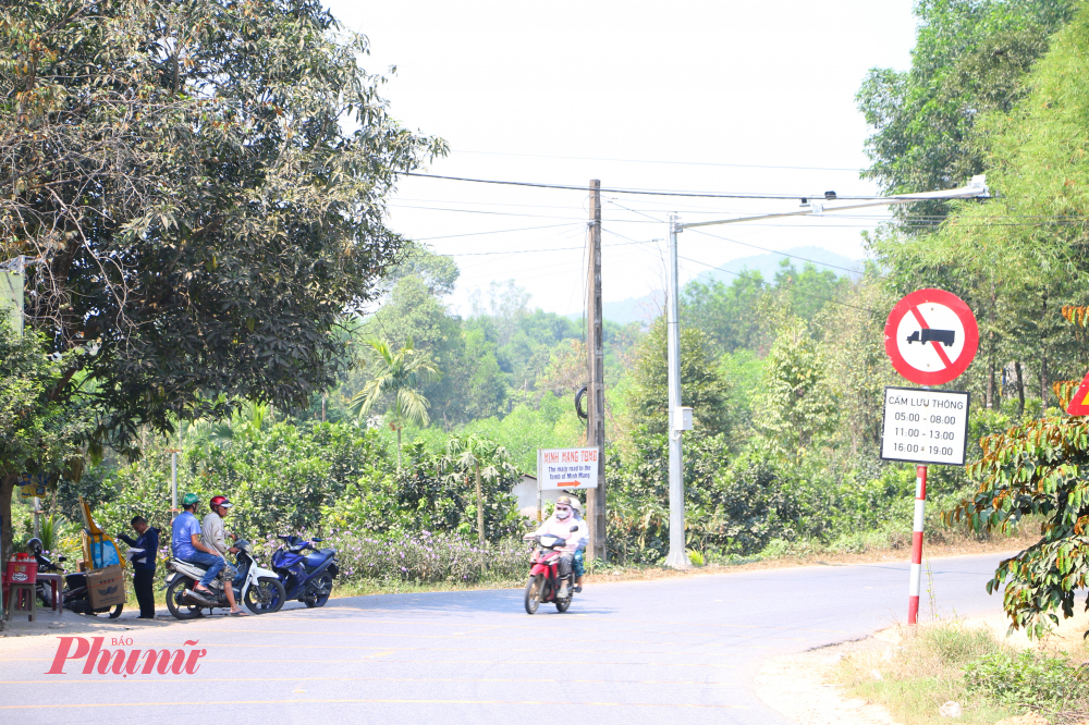 Quan sát của phóng viên trước giờ cấm xe xe sơ-mi rơ-moóc và xe đầu kéo lưu thông, trên quốc lộ 49 từ Huế đi các xã vùng cao A Lưới đường thông thoáng, hầu như không thấy xuất hiện “hung thần xa lộ” trước lệnh cấm xe.