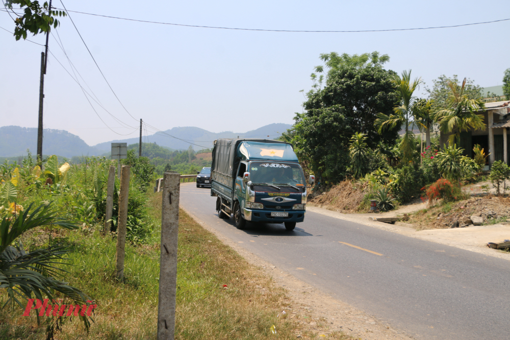 Trước đó, vào sáng 27/3, cũng trên đường Hồ Chí Minh đoạn qua địa phương này, xe đầu kéo lưu thông từ hướng cửa khẩu La Lay (Quảng Trị) về thành phố Huế đã va chạm với xe máy, khiến một nam sinh cấp 3 bị chấn thương nặng vùng đầu. 