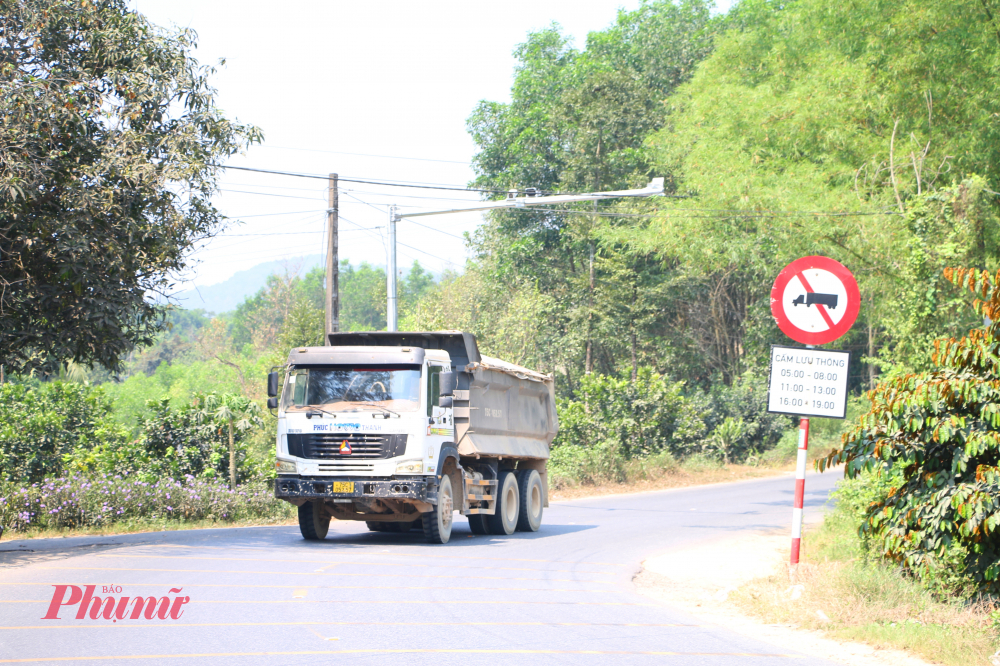Về phía các tài xế được khuyến cáo chủ động sắp xếp lộ trình, dừng đỗ tại các trạm dừng nghỉ đúng quy định để chờ qua giờ cấm, tránh tình trạng đỗ xe tràn lan trên lề đường gây cản trở giao thông.