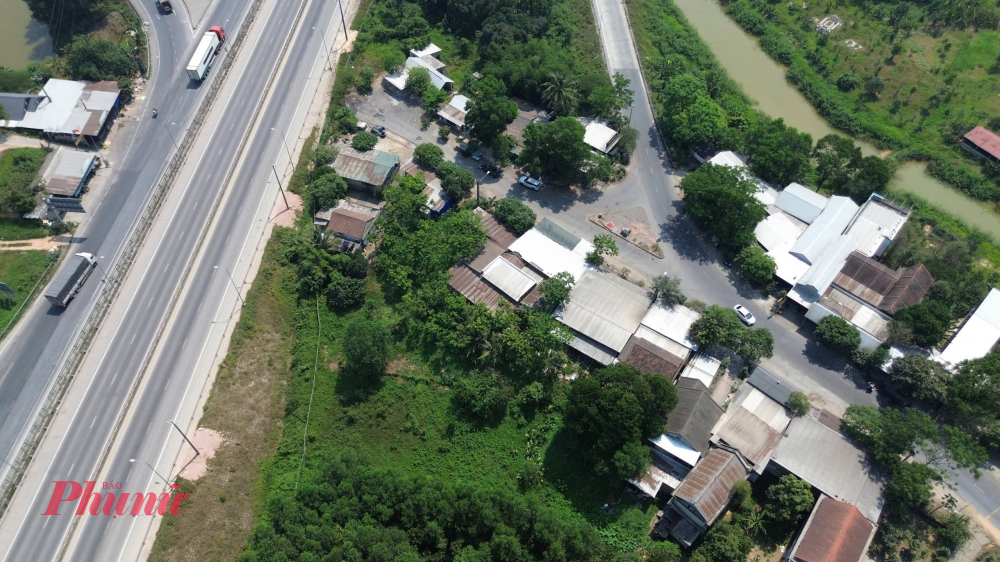 Tuyến Quốc lộ 49 vốn có địa hình hiểm trở, nhiều khúc cua tay áo và mặt đường hẹp. Việc các loại xe sơ mi rơ moóc và xe kéo rơ moóc xuất hiện dày đặc không chỉ gây ùn tắc mà còn là nỗi ám ảnh của người dân địa phương.