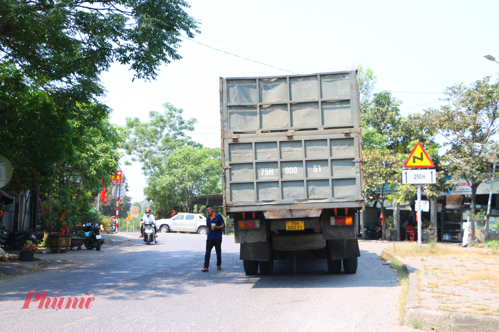 Thiếu tá Lê Tự Hiếu - Đội phó đội CSGT số 1 (Phòng CSGT Công an TP Huế) cho biết, việc cấm xe được xem là giải pháp cấp bách để bảo vệ hạ tầng giao thông và đảm bảo an toàn cho các phương tiện nhỏ hơn vào ban ngày. Hiện đôi đã triển khai các tổ công tác chốt chặn và tuần tra liên tục để nhắc nhở các tài xế. Hệ thống biển báo 'Zone' cấm theo giờ đang được gấp rút hoàn thiện tại các đầu tuyến. Với việc triển khai quyết liệt dọc tuyến Quốc lộ 49 kỳ vọng diện mạo giao thông trên cung đường vùng cao này sẽ sớm ổn định và bình yên trở lại.