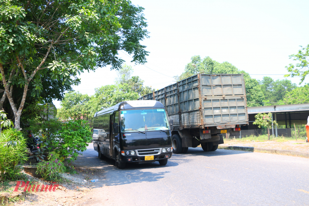 Theo thống kê, trong năm 2025, trên tuyến quốc lộ 49 xảy ra 22 vụ tai nạn giao thông thì có tới 9 vụ liên quan đến xe đầu kéo, chiếm tỷ lệ gần 41%. Tuy nhiên, vào các khung giờ cho phép còn lại, các đoàn xe rơ moóc vẫn nối đuôi nhau di chuyển với mật độ lớn. Bước sang năm 2026, tình hình không có dấu hiệu hạ nhiệt khi chỉ trong tháng 1, toàn bộ 5 vụ tai nạn xảy ra trên tuyến đường này đều liên quan đến loại phương tiện nêu trên.