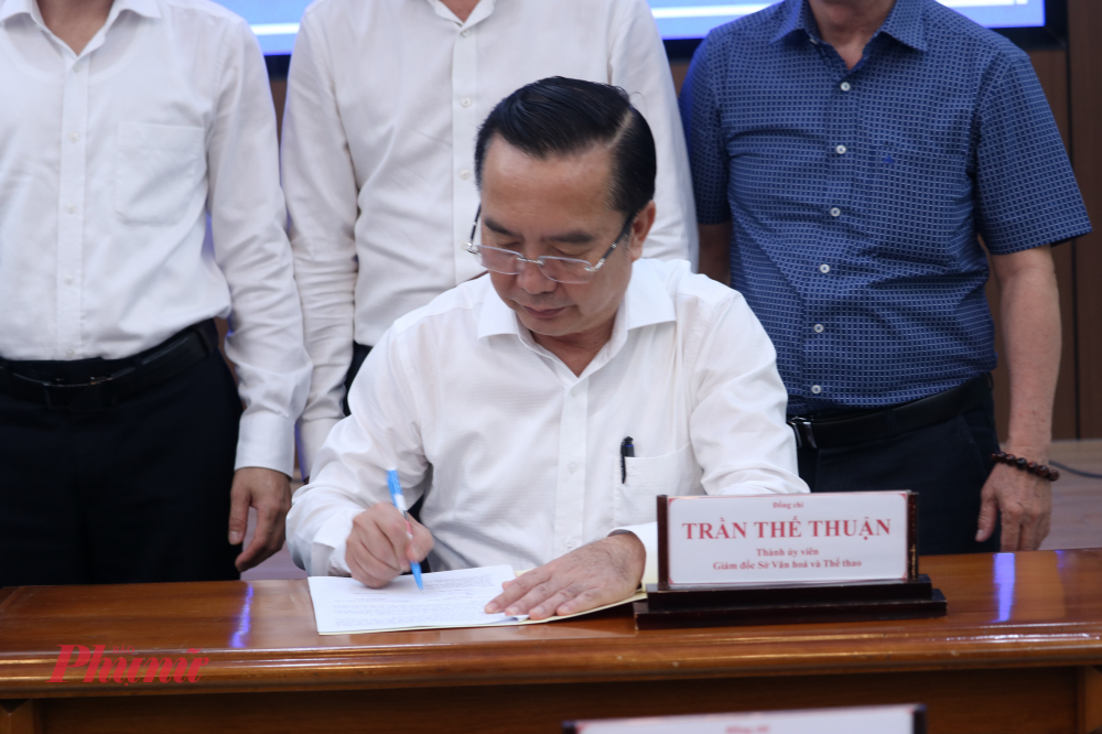 Ông Trần Thế Thuận - Giám đốc Sở văn hóa và thể thao TPHCM trong buổi lễ ký kết