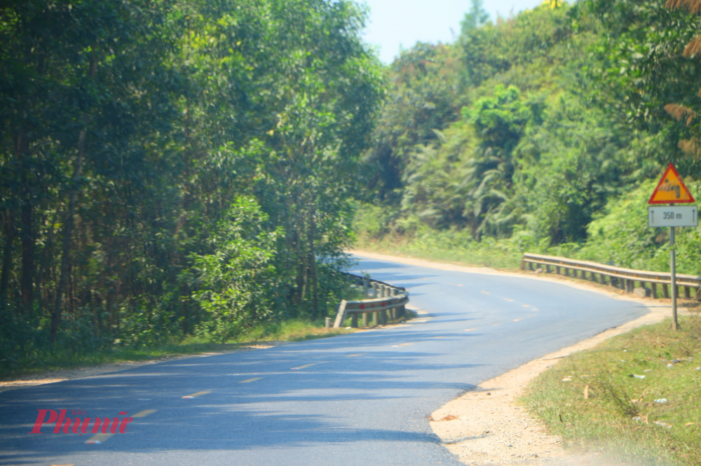 Bà Mai Thị Lại người dân thôn La Khê, phường Kim Long (TP Huế) cho biết, việc cấm xe ô tô chở than đi ban ngày sang ban đêm trên quốc lộ 49 rất là tốt, bà con, người dân địa phương rất đồng tình với chủ trương của lãnh đạo TP Huế thí điểm chỉ cho phép xe chở than từ Lào về chạy vào ban đêm. “Trước nhà tôi đã từng chứng kiến xe chở than,chở keo tràm đi vào giờ cao điểm rất nguy hiểm, từng xảy ta tai nạn lật xe, dẫn đến chết người trước đoạn đường nhà tôi do lưu lượng  người qua lại khu vực ngã ba Tuần rất đông”. Bà Lại trao đổi