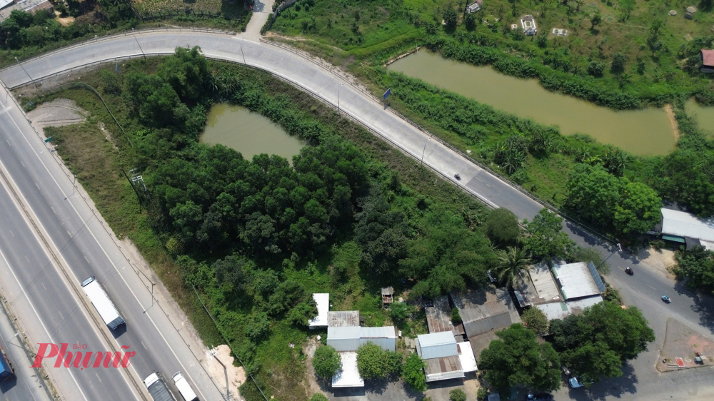 Theo đó Quy định này sẽ chính thức có hiệu lực từ 0h ngày 10/4. Thời gian thí điểm kéo dài đến ngày 10/5 những đoàn xe đầu kéo, xe sơ-mi rơ-moóc chở than từ cửa khẩu La Lay nườm nượp nối đuôi nhau vượt đèo dốc để về xuôi qua Quốc lộ 49 từ A Lưới về TP Huế chỉ được di chuyển từ 19 giờ tối đến 5 giờ sáng mai. 