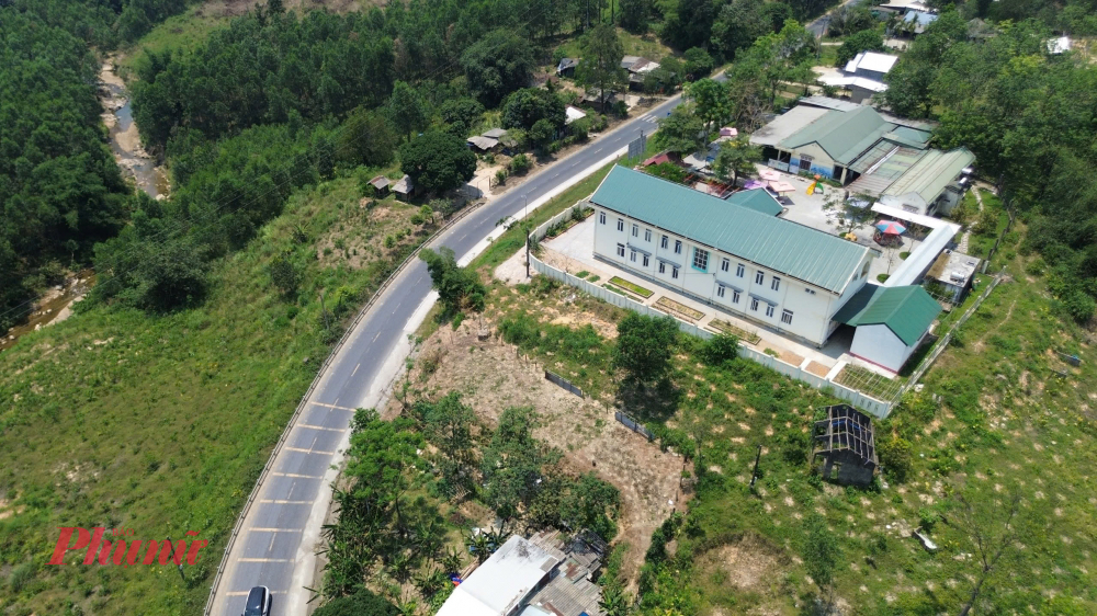 Việc mật độ phương tiện dày đặc đã gây ra nhiều vụ va chạm giao thông nghiêm trọng. Gần đây nhất là vụ tai nạn xảy ra vào chiều 29/3, khi một chiếc xe đầu kéo bất ngờ lao thẳng vào cổng Trường mầm non Hồng Vân tại xã A Lưới 1.